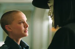 Eine seltsame erste Begegnung: Vendetta (Hugo Weaving, r.) rettet die junge Evey (Natalie Portman, l.) aus den F&auml;ngen der "Fingermen" und l&auml;dt sie anschlie&szlig;end zu einem mysteri&ouml;sen Konzert ein ...