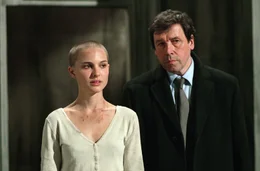 Finch (Stephen Rea, r.) entdeckt interessante Details zu "V"s Herkunft. Dabei f&auml;llt ihm Evey (Natalie Portman, l.) in die H&auml;nde, die zusammen mit Vendetta gegen das Regime agiert ...