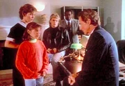 Lisa (Mayim Bialik, 2.v.l.) berichtet der Hausangestellten Greta (Merrilyn Gann, l.), MacGyver (Richard Dean Anderson, M.), einem Polizisten und ihrem Vater (Joseph Lambie, r.) von der Entf&uuml;hrung ihrer Freundin Ingrid.