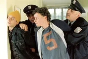 Melanies (Sigrid M. Schn&uuml;ckel) Fluchtplan ist gescheitert und Mike (Tino Blazejewski, li.) und sie werden von Hendrik (Ulrich Drewes, 2.v.li.) und Brock (Leon Boden) festgenommen.
