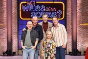 Moderator Kai Pflaume (M.) und seine Rateteam-Kapit&auml;ne Bernhard Ho&euml;cker (l.) und Wotan Wilke M&ouml;hring (r.) begr&uuml;&szlig;en in dieser Sendung den Arzt, Autor und Schauspieler Joe Bausch (2.v.l.) und die Schauspielerin Christine Urspruch (2.v.r.).