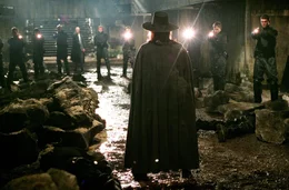 Vendetta (Hugo Weyving, vorne) tritt stets mit einer Guy-Fawkes-Maske in Erscheinung. Genauso wie sein gro&szlig;es Vorbild k&auml;mpft auch er f&uuml;r die Freiheit und Gerechtigkeit im Land ...