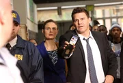 Temperance Brennan (Emily Deschanel, l.); Seeley Booth (David Boreanaz, r.)