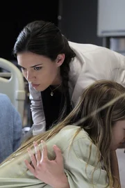 Kann Adams (Odette Annable, l.) der jungen Obdachlosen Callie (Bridgit Mendler, r.) vertrauen?