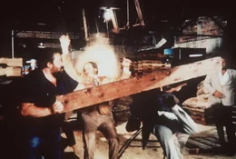 Es kommt zu einem alles entscheidenden Showdown in einem alten Lagerhaus. Bei dem Steve (Bud Spencer, l.) mit den Gangstern ordentlich aufr&auml;umt ...