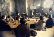Jesus (James Caviezel, mi.) mit den Aposteln beim letzten Abendmahl.