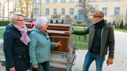 Oli P. bekommt von Almuth (m) und ihrer Tochter Julia (l) ein altes K&uuml;chenbuffet.