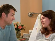 Dr. Elena Eichhorn (Cheryl Shepard) liegt mit dem Verdacht auf Malaria Tropica in der Sachsenklinik. Ihr Freund Valentin Hoppe (Stefan Gubser) sitzt besorgt an ihrem Bett.