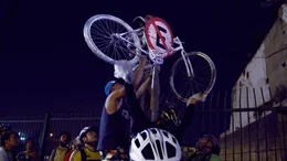 Ein Fahrrad wird aufgehangen