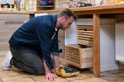 S&ouml;ren Anders entdeckt die Vorratsschubladen in der K&uuml;che und schaut, ob er leckere Zutaten f&uuml;r sein Men&uuml; findet.