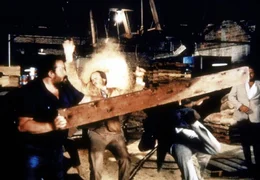 Es kommt zu einem alles entscheidenden Showdown in einem alten Lagerhaus. Bei dem Steve (Bud Spencer, l.) mit den Gangstern ordentlich aufr&auml;umt ...