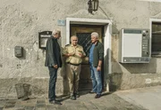 Die Kriminalhauptkommissare Franz Leitmayr (Udo Wachtveitl, links) und Ivo Batic (Miroslav Nemec, rechts) berichten ihrem Traitacher Kollegen Mooser (Sigi Zimmerschied, Mitte) von Florians Bergs Tod. Sie wollen mit Ludwig Schneider sprechen, dem Anf&uuml;hrer der Freil&auml;nder, denen auch Berg angeh&ouml;rte.