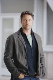 Mit dem Erscheinen von Dr. Nathan Riggs (Martin Henderson) im Krankenhaus, kehren auch Probleme unter den &Auml;rzten ein ...