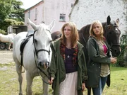 Bei einem gemeinsamen Ausritt lernen Carolin (Gesine Cukrowski, rechts) und Suniva (Joana Mendl-Fink) sich besser kennen.