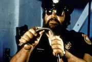 Steve (Bud Spencer) nimmt sich einen Verd&auml;chtigen zur Brust ...