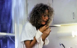 Alex (Glenn Close) versucht, mit einer Verzweifelungstat ihren Geliebten zu erpressen:  Sie unternimmt einen demonstrativen Selbstmordversuch ...