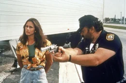 Steve Forrest (Bud Spencer, r.) bekommt tatkr&auml;ftige Unterst&uuml;tzung von der Truckerin Anabella (Rhonda Lundstead, l.) ...