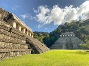 Der Palast von Palenque (links) und der Tempel der Inschriften (rechts), die &uuml;ber &auml;hnliche Terrassen und Geb&auml;ude verf&uuml;gen, wie sie Lacanja Tzeltal gehabt haben k&ouml;nnte.