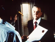 Der sonderbare Dr. Stone (Anthony Zerbe, r.) überreicht seine Rechnung - einen Vertrag, mit dem Mark (Victor French, l.) seine Seele dem Teufel verpfänden soll. Der sonderbare Dr. Stone (Anthony Zerbe, r.) überreicht seine Rechnung - einen Vertrag, mit dem Mark (Victor French, l.) seine Seele dem Teufel verpfänden soll.