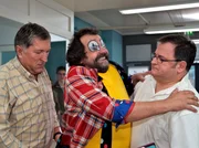Harald Meerholm (Matthias Brenner, Mitte) ist mit Schmerzen am Eiswagen zusammengebrochen. Wieland Hagen (Veit Stübner, links) bringt ihn in die Sachsenklinik, wo er ihn an Hans-Peter Brenner (Michael Trischan) den neuen Pfleger, übergibt. Harald Meerholm (Matthias Brenner, Mitte) ist mit Schmerzen am Eiswagen zusammengebrochen. Wieland Hagen (Veit Stübner, links) bringt ihn in die Sachsenklinik, wo er ihn an Hans-Peter Brenner (Michael Trischan) den neuen Pfleger, übergibt.