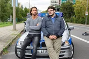 Claudius Zorn (Stephan Luca, li.) und Schr&ouml;der (Axel Ranisch, re.) am Unfallort. Es ist alles vorbei. Der M&ouml;rder ist tot.