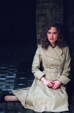 Die h&uuml;bsche Evey (Natalie Portman) wird von den "Fingermen", Geheimpolizisten der Staatsmacht, entf&uuml;hrt. Der Verzweiflung nahe, kommt ihr pl&ouml;tzlich ein anonymer Retter zur Hilfe ...