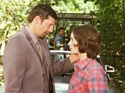 ARD WILLKOMMEN DAHEIM, Deutschland 2005, Regie Ariane Zeller, am Samstag (07.07.12) um 13:30 Uhr im Ersten. Wolfgang (Kai Wiesinger, li.) erkl&auml;rt seiner Geliebten Felicitas (Julia Richter), dass er dringend nach M&uuml;nchen zu einem &Auml;rztekongress muss, wo seine Frau ihn erwartet. Tierarzt Valentin (Timothy Peach) hat gerade Wolfgangs Auto aus dem Stra&szlig;engraben gezogen.