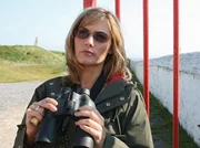 Als Ornithologin getarnt, spioniert Carolin (Gesine Cukrowski) Robert aus.