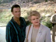 Jessica Fletcher (Angela Lansbury) und Rob Platte (Patrick Cassidy) k&uuml;mmern sich gemeinsam um Robs Vater Wayne, der in seinem LKW &uuml;berfallen und niedergeschlagen worden ist.