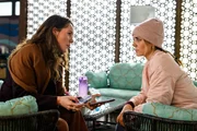 Valea (Antonia Kolano, r.) wird von Emma (Luisa Binger) vor einem dummen Fehler bewahrt.