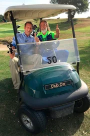 Moderator Jens H&uuml;bschen auf dem Golfplatz von Boppard-Jakobsberg zusammen mit Golftrainer Mike McFadden.
