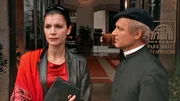 Don Matteo (Terence Hill, r.) befragt Lucia, die Witwe des ermordeten Schauspielers (Lucilla Diaz).