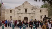 Am Jahrestag der Schlacht von Alamo stehen die Besucher Schlange, um die Alamo-Kirche zu betreten.