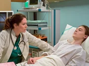 Dr. Elena Eichhorn (Cheryl Shepard) ist erleichtert, dass sich ihr Verdacht nicht best&auml;tigt hat. Nun versucht sie Paul (Alexander Martschewski) davon zu &uuml;berzeugen, dass er seinen Eltern eine ganze Menge zu verdanken hat.