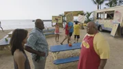 W&auml;hrend Kono (Grace Park, l.) und Grover (Chi McBride, M.) in einen Mordfall ermitteln, der mit der illegalen Praxis des Hai-Schlachtens zu tun hat, hat Kamekona (Taylor Wiley, r.) ganz andere Probleme ...