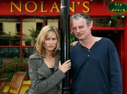 Robert (Filip Peeters) und Carolin (Gesine Cukrowski) vor ihrem Stamm-Pub. Weiteres Bildmaterial finden Sie unter www.br-foto.de.