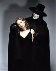 Der gro&szlig;e Retter in der Not! Als Evey (Natalie Portman, l.) von Geheimpolizisten zu illegalen Forschungszwecken entf&uuml;hrt wird, rettet Vendetta (Hugo Weaving, r.) die h&uuml;bsche junge Frau und bringt sie in Sicherheit ...