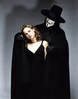Der gro&szlig;e Retter in der Not! Als Evey (Natalie Portman, l.) von Geheimpolizisten zu illegalen Forschungszwecken entf&uuml;hrt wird, rettet Vendetta (Hugo Weaving, r.) die h&uuml;bsche junge Frau und bringt sie in Sicherheit ...