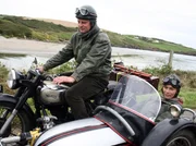 Ausflug auf altmodische Art: Robert (Filip Peeters) und Carolin (Gesine Cukrowski) geben Gas!