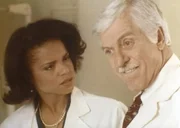 Amanda (Victoria Rowell, l.) und Dr. Mark Sloan (Dick Van Dyke, r.) machen sich ernsthafte Gedanken &uuml;ber die Existenz von Vampiren.