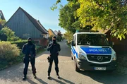 Mit einem Gro&szlig;einsatz hat die Polizei in Kupferzell (Hohenlohekreis) das Verbot der rechtsextremistischen Vereinigung &laquo;Die Artgemeinschaft - Germanische Glaubens-Gemeinschaft wesensgem&auml;&szlig;er Lebensgestaltung&raquo; durchgesetzt.