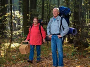 Charlotte (Ursula Karusseit) und Otto (Rolf Becker) machen einen Campingausflug. Während Charlotte denkt, er würde die Gelegenheit nutzen, mit ihr allein zu sein und endlich "einen Schritt weiter gehen", will Otto ihr nur den Ort zeigen, an dem er eine Hütte bauen will. Charlotte (Ursula Karusseit) und Otto (Rolf Becker) machen einen Campingausflug. Während Charlotte denkt, er würde die Gelegenheit nutzen, mit ihr allein zu sein und endlich "einen Schritt weiter gehen", will Otto ihr nur den Ort zeigen, an dem er eine Hütte bauen will.