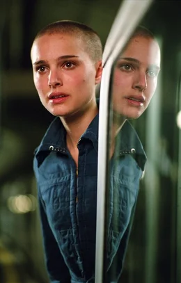 Auf dem Weg zur Arbeit wird die junge Evey (Natalie Portman) von Geheimpolizisten der Staatsmacht aufgegriffen, da diese ihre neuen Bestrafungsmethoden ausgerechnet an ihr testen wollen ...