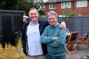 Alan Titchmarsh (r.)