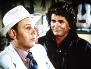 Jonathan (Michael Landon, r.) will sich mit C.J. Barabbas (Conrad Janis, l.), einem stadtbekannten Gauner, gegen den Teufel verbünden. Jonathan (Michael Landon, r.) will sich mit C.J. Barabbas (Conrad Janis, l.), einem stadtbekannten Gauner, gegen den Teufel verbünden.