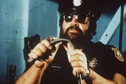 Steve (Bud Spencer) nimmt sich einen Verd&auml;chtigen zur Brust ...