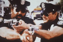 Die FBI-Agenten Steve Forrest (Bud Spencer, l.) und Doug Bennet (Terence Hill, r.) nehmen nach elf Jahren die Ermittlungen im Fall eines spektakul&auml;ren Bankraubs wieder auf. Ein Mord bringt sie schlie&szlig;lich auf die richtige Spur ...