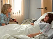 Regine Schneider (Anna Stieblich, li.) ist schockiert, als sie von ihrer Tochter Kristin (Henriette Confurius, re.) erf&auml;hrt, dass sie ihr Kind zur Adoption frei geben will.