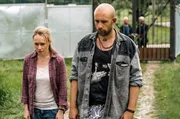 Lene (Anja Schneider) und Klaus (Simon Zagermann) haben die Kriminalhauptkommissare Ivo Batic und Franz Leitmayr am verschlossenen Eingangstor zum "Freiland"-Gel&auml;nde abgewiesen. Die beiden sind schockiert &uuml;ber die Nachricht von Florian Bergs Tod - schlie&szlig;lich war er einer von ihnen.