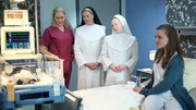 Lena Lorenz (Judith Hoersch, l.) und Veronika Mittermeier (Miriam Fussenegger, r.) freuen sich, dass Priorin Josefina Mund (Kirsten Block) und Schwester Magdalena Podolska (Amelie K&ouml;der) nach anf&auml;nglichem Schock &uuml;ber Veronikas Schwangerschaft nun vers&ouml;hnlich reagieren.